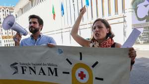 A presidente da Federação Nacional dos Médicos (FNAM), Joana Bordalo e Sá (D) junto à Culturgest um pouco antes do início da cerimónia comemorativa do 45.º aniversário do Serviço Nacional de Saúde (15 de setembro). A Federação Nacional dos Médicos (FNAM) está presente na cerimónia comemorativa do 45.º aniversário do Serviço Nacional de Saúde (SNS), assinalado a 15 de setembro, 16 de setembro de 2024. JOÃO RELVAS/LUSA