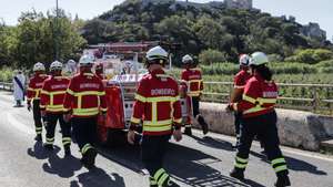 Cortejo fúnebre do bombeiro Carlos Antunes morto por doença súbita no combate a um incêndio, em Óbidos 19 de agosto de 2022. TIAGO PETINGA/LUSA