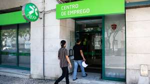 Dois homens à entrada para um Centro de Emprego, em Lisboa, 12 de agosto de 2024. Trabalho. Emprego. Desemprego. ANTÓNIO PEDRO SANTOS/LUSA