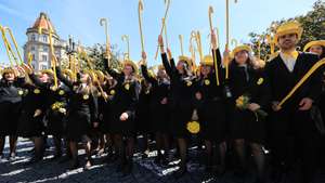 Estudantes universitários participam no Cortejo Académico da Queima das Fitas com início na rua de Camões até à avenida dos Aliados, no Porto, 07 de maio de 2024. ESTELA SILVA/LUSA