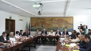 A ministra do Trabalho, Solidariedade e Segurança Social, Maria do Rosário Ramalho (C), e o ministro da Economia, Pedro Reis (C-E), presidem à reunião da Concertação Social no Conselho Económico e Social (CES), em Lisboa, 25 de setembro de 2024. ANTÓNIO COTRIM/LUSA
