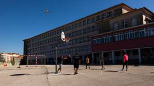 Um avião sobrevoa a Escola Manuel da Maia, em Campo de Ourique, em Lisboa, 16 de setembro de 2024. O tráfego aéreo sobre a cidade de Lisboa está cada vez mais intenso, havendo cada vez mais queixas em relação à poluição visual e sonora assim como em relação à frequência de voos noturnos. (ACOMPANHA TEXTO DA LUSA DO DIA 28 DE SETEMBRO DE 2024). JOSÉ SENA GOULÃO/LUSA