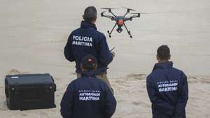 Agentes da Polícia Marítima participam nos trabalhos de resgate da embarcação de pesca que virou ao largo das praias de São Pedro do Moel e de Vieira, causando a morte a três pessoas e sete estão desaparecidas, na praia do Samouco, Marinha Grande, 03 de julho de 2024. Oito pessoas foram resgatadas e transportadas para o Porto da Figueira da Foz. CARLOS BARROSO/LUSA