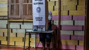 epa11646301 A resident of the Catalao community votes during the Brazilian municipal elections in Iranduba, Amazonas, Brazil, 06 October 2024. Catalao, a community made up solely of houseboats, is isolated by a small portion of water, as residents managed to build a dam. Drought in the Amazon rivers has made it difficult for voters to move around the region. More than 750,000 people are affected by the drought.  EPA/Raphael Alves