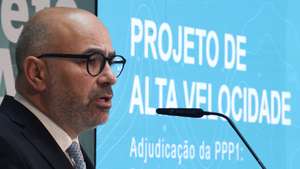 O ministro das Infraestruturas e Habitação, Miguel Pinto Luz, usa da palavra na cerimónia de adjudicação ao consórcio LusoLav da concessão da Linha Ferroviária de Alta Velocidade entre Porto (Campanhã) e Oiã, na Caixa XXI, em Lisboa, 10 de outubro de 2024. TIAGO PETINGA/LUSA