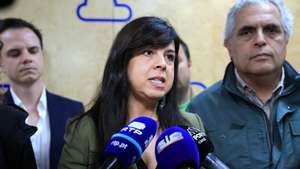 A porta-voz do Pessoas-Animais-Natureza (PAN), Inês de Sousa Real (C), acompanhada pelo deputado municipal do PAN, Paulo Vieira de Castro (D), fala aos jornalistas durante a visita ao Centro de Recolha Oficial de Animais do Porto (CROA), no Porto, 07 de outubro de 2024. ESTELA SILVA/LUSA