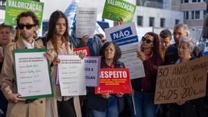 Professores e educadores participam na manifestação para contestar as regras de atribuição de uma verba aos professores que ficam colocados longe de casa numa das escolas que estão identificadas como tendo uma falta sistemática de docentes, num protesto organizado pele FENPROF, em frente ao ministério da Educação, 17 de outubro de 2024. JOSÉ SENA GOULÃO/LUSA