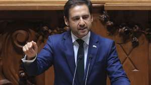 O deputado do Chega, Pedro  Frazão, intervém durante a sessão plenária de discussão do programa de Governo,com a presença do primeiro-ministro, Luís Montenegro (ausente na foto), na Assembleia da República, em Lisboa, 11 de abril de 2024. ANTÓNIO COTRIM/LUSA