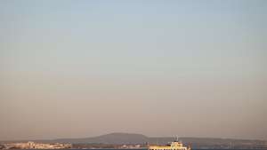Um cacilheiro passa no rio Tejo, em Lisboa, 07 de agosto de 2024. Barco. Rio Tejo. Transportes. ANTÓNIO PEDRO SANTOS/LUSA