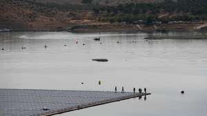 Vista da Central Solar Flutuante de Alqueva, frente ao paredão da barragem com o mesmo nome, que é hoje inaugurada, em Portel, 15 de julho de 2022. A Central Solar Flutuante de Alqueva, “o maior parque solar flutuante” numa albufeira de barragem na Europa, um investimento de seis milhões de euros, é hoje inaugurada pelo primeiro-ministro, António Costa. NUNO VEIGA/LUSA