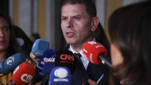 O presidente do Sindicato Nacional da Polícia (SINAPOL), Armando Ferreira, fala aos jornalistas após uma reunião com a ministra da Administração Interna, Margarida Blasco (ausente da foto), por melhores condições salariais, exigindo um subsidio idêntico ao atribuído à Polícia Judiciária (PJ), em Lisboa, 23 de maio de 2024. MIGUEL A. LOPES/LUSA