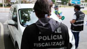 Elementos da Autoridade de Segurança Alimentar e Económica (ASAE) durante uma operação nacional de fiscalização de transporte de mercadorias, em Coimbra, 17 de junho de 2021. PAULO NOVAIS/LUSA
