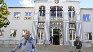Populares na porta de entrada da Câmara Municipal de Torres Vedras onde um homem com cerca de 50 anos de idade entrou munido de uma arma branca e provocou pânico e quatro feridos no edifício, em Torres Vedras, 28 de outubro de 2024. CARLOS BARROSO/LUSA