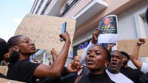 Manifestantes participam na marcha contra a violência polícial, assassinatos e raptos em Moçambique, com início da Embaixada de Moçambique para a Praça do Comércio, em Lisboa, 02 de novembro de 2024. TIAGO PETINGA/LUSA