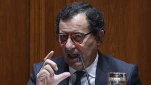 O ministro-adjunto e da Coesão Territorial, Manuel Castro Almeida, fala perante a Comissão de Orçamento, Finanças e Administração Pública, na Assembleia da República em Lisboa, 07 de novembro de 2024. TIAGO PETINGA/LUSA