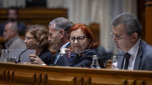 A ministra do Ambiente e Energia, Maria da Graça Carvalho (C), acompanhada pelo secretário de Estado do Ambiente, Emídio Sousa (C-E) e pelo presidente da Comissão de Orçamento, Finanças e Administração Pública, Filipe Neto Brandão (D), durante a sua audição na Comissão de Ambiente e Energia conjunta com a Comissão de Orçamento, Finanças e Administração Pública, na Assembleia da República, em Lisboa, 08 de de novembro de 2024. JOSÉ SENA GOULÃO/LUSA