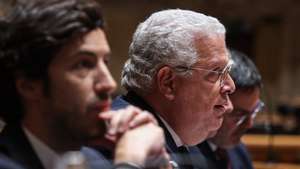 O ministro da Economia, Pedro Reis (C), intervém na sua audição perante a Comissão de Orçamento, Finanças e Administração Pública, no âmbito da apreciação, na especialidade, da Proposta de Lei n.º 26/XVI/1.ª (GOV) – Aprova o Orçamento do Estado para 2025, na Assembleia da República, em Lisboa, 14 de novembro de 2024. TIAGO PETINGA/LUSA