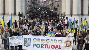 Participantes na iniciativa "1000 Dias com a Ucrânia", promovida pela Associação dos Ucranianos em Portugal, por ocasião dos 1000 dias desde a invasão da Ucrânia pela Rússia, na Praça do Comércio, em Lisboa, 17 de novembro de 2024. MIGUEL A. LOPES/LUSA