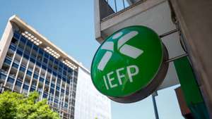 Símbolo do IEFP, no Centro de Emprego da Avenida 5 de Outubro, em Lisboa, 12 de agosto de 2024. Trabalho. Emprego. Desemprego. Logótipo. ANTÓNIO PEDRO SANTOS/LUSA