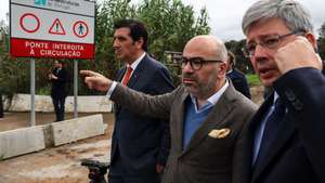 O ministro das Infraestruturas e Habitação, Miguel Pinto Luz (C), acompanhado pelo presidente da Infraestruturas de Portugal (IP), Miguel Cruz (D), e pelo presidente da Câmara Municipal de Fronteira, Rogério Silva (E), durante a visita ao terreno local onde irá ser construída uma nova ponte, após a assinatura do contrato de concessão/construção da Ponte Sobre a Ribeira Grande, na EN245, entre a IP - Infraestruturas de Portugal e a TECNOVIA – Sociedade de Empreitadas, S.A., em Fronteira, 21 de novembro de 2024. NUNO VEIGA/LUSA