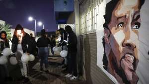 Familiares e amigos de Odair Moniz, cidadão cabo-verdiano baleado por um agente da Polícia de Segurança Pública (PSP) na madrugada de segunda-feira no Bairro da Cova da Moura, prestam a sua homenagem durante uma vigília promovida pelo movimento Vida Justa, uma semana após a sua morte, no Bairro do Zambujal, na Amadora, 28 de outubro de 2024. ANTÓNIO PEDRO SANTOS/LUSA