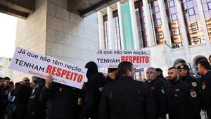 Centenas de bombeiros sapadores concemtram-se durante um protesto perto da sede do Governo em Lisboa, 25 de novembro de 2024.  JOÃO RELVAS/LUSA