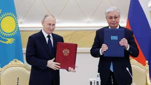 epa11743985 Russian President Vladimir Putin (L) and Kazakh President Kassym-Jomart Tokayev (R) attend a signing ceremony following a bilateral meeting, in Astana, Kazakhstan, 27 November 2024. The Russian president is on a state visit to Kazakhstan.  EPA/GAVRIIL GRIGOROV / SPUTNIK / KREMLIN POOL