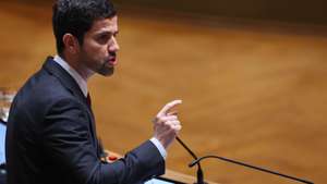 O deputado do Partido Social Democrata, Hugo Carneiro, durante o debate parlamentar na especialidade na Assembleia da República em Lisboa, 22 de novembro de 2024. TIAGO PETINGA/LUSA