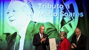 O Presidente da República, Marcelo Rebelo de Sousa (E), condecora Isabel Soares (C) e João Soares, durante a cerimónia comemorativa do centenário do nascimento de Mário Soares na Fundação Calouste Gulbenkian em Lisboa, 07 de dezembro de 2024. FILIPE AMORIM/LUSA
