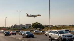 Um avião sobrevoa a segunda circular, em Lisboa, 17 de setembro de 2024. O tráfego aéreo sobre a cidade de Lisboa está cada vez mais intenso, havendo cada vez mais queixas em relação à poluição visual e sonora assim como em relação à frequência de vôos noturnos. (ACOMPANHA TEXTO DA LUSA DO DIA 28 DE SETEMBRO DE 2024). JOSÉ SENA GOULÃO/LUSA