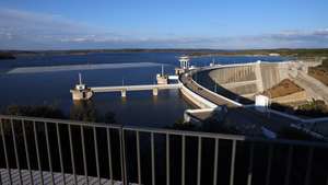 Vista da barragem a partir do edifício do Centro Alqueva, cuja obra foi hoje visitada pelo ministro da Agricultura e Pescas, José Manuel Fernandes (ausente na imagem), na Barragem de Alqueva, Moura, 13 de novembro de 2024. O Centro Alqueva é um edifício que irá albergar um centro de interpretação e o posto de observação e comando da barragem de Alqueva, estando previsto ser inaugurado em breve. NUNO VEIGA/LUSA