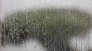 Água da chuva escorre por uma janela, em Lisboa, 15 de outubro de 2024. Mau tempo. Clima. Alterações climáticas. Chuva. Intempéries. ANTÓNIO PEDRO SANTOS/LUSA