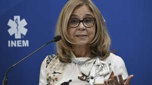 A ministra da saúde, Ana Paula Martins, intervém durante a visita ao Centro da PT EMT, Mafra, 17 de dezembro de 2024. Uma equipa da Organização Mundial de Saúde (OMS) realiza uma visita de recertificação do Portuguese Emergency Medical Team, onde o INEM colocou toda a estrutura modular para ser visitada pelos peritos da OMS. CARLOS BARROSO/LUSA