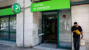 Um homem à entrada para um Centro de Emprego, em Lisboa, 12 de agosto de 2024. IEFP. Trabalho. Emprego. Desemprego. ANTÓNIO PEDRO SANTOS/LUSA