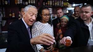 O Presidente da República, Marcelo Rebelo de Sousa (E), durante a deslocação ao Barreiro onde participou na tradição de Natal da ginjinha, Barreiro, 24 de dezembro de 2024.  MIGUEL A. LOPES/LUSA