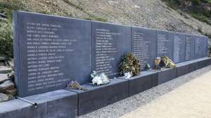 Memorial em homenagem às vítimas dos incêndios florestais em Portugal (EN236-1, na zona de Pobrais (Vila Facaia), Pedrógão Grande, 27 de junho de 2023. O memorial, da autoria do arquiteto Souto Moura, um investimento de 1,8 milhões de euros, inclui um lago de enquadramento, com cerca de 2.500 metros quadrados de área, alimentado por uma gárgula com 60 metros de extensão, sendo bordejado por uma faixa de plantas constituída por nenúfares brancos, lírios e ranúnculos. PAULO NOVAIS/LUSA