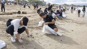 epa11804574 Locals and tourists participate in a beach cleanup event at Kedonganan Beach in Bali, Indonesia, 04 January 2025. Numerous waste ends up in the sea during Indonesia's rainy season, which lasts between November and April.  EPA/MADE NAGI