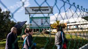 Trabalhadores da Tupperware na mudança de turno onde a população de Montalvo, que acolhe a fábrica da Tupperware há mais de quatro décadas, onde trabalham 200 pessoas, está apreensiva com o anunciado encerramento da empresa na quarta-feira, mas mantém a esperança que tal não se concretize, Montalvo, 6 de janeiro de 2025. A fábrica da multinacional Tupperware em Portugal, a funcionar desde 1980 naquela aldeia, dependia a 100% da casa-mãe norte-americana. (ACOMPANHA TEXTO DE 07 DE JANEIRO DE 2025). PAULO CUNHA/LUSA
