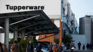 Trabalhadores da Tupperware na mudança de turno onde a população de Montalvo, que acolhe a fábrica da Tupperware há mais de quatro décadas, onde trabalham 200 pessoas, está apreensiva com o anunciado encerramento da empresa na quarta-feira, mas mantém a esperança que tal não se concretize, Montalvo, 6 de janeiro de 2025. A fábrica da multinacional Tupperware em Portugal, a funcionar desde 1980 naquela aldeia, dependia a 100% da casa-mãe norte-americana. (ACOMPANHA TEXTO DE 07 DE JANEIRO DE 2025). PAULO CUNHA/LUSA
