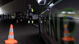 Guardas da Brigada de Trânsito da Guarda Nacional Republicana (GNR-BT) participam na operação de segurança rodoviária da Páscoa promovida em conjunto pela GNR e pela Polícia de Segurança Pública, na Maia, 28 de março de 2024. JOSÉ COELHO/LUSA