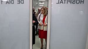 A ministra da Saúde, Ana Paula Martins, assinala a abertura oficial do novo Hospital de Dia de Adultos, em Lisboa, 15 de novembro de 2024. O novo espaço permite não só alargar a capacidade de tratamento antineoplásico em Hospital de Dia, uma vez que passa de um total de 25 para 35 postos de tratamento, como potencia o crescimento da capacidade nos serviços de internamento, através de afetação dos postos de hospital de dia que existiam naqueles serviços. TIAGO PETINGA/LUSA