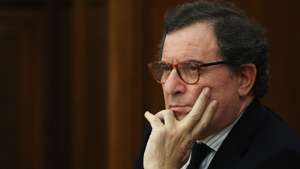 O ministro adjunto e da Coesão Territorial, Manuel Castro Almeida, durante a audição a requerimento do grupo parlamentar do BE sobre o Decreto-Lei n.º 117/2024, de 30 de dezembro, na Assembleia da República, em Lisboa, 21 de janeiro de 2025. ANDRÉ KOSTERS/LUSA