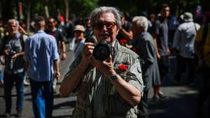 O fotógrafo Eduardo Gageiro, durante o desfile do 25 de abril, na Avenida da Liberdade, em Lisboa, 25 de abril de 2023. JOSÉ SENA GOULÃO/LUSA