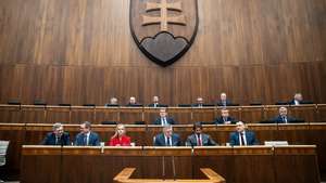 epa11842247 Slovak Prime Minister Robert Fico (C) and members of the government attend a no-confidence vote against Fico's government in Bratislava, Slovakia, 21 January 2025. Slovakia's opposition parties initiated a no-confidence vote against Fico's government citing concerns over his foreign policy and failing to address domestic issues.  EPA/JAKUB GAVLAK