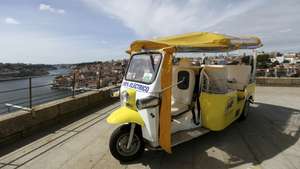Os tuk-tuk são um dos novos transportes turisticos que já circulam no Porto, Gaia e Matosinhos tendo como mais-valia serem 100% elétricos e poderem circular nas ruas mais estreitas onde não chegam táxis ou autocarros, 29 Abril 2015. ESTELA SILVA / LUSA