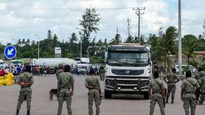 Os acessos da N4 a Maputo, principal entrada na capital moçambicana e ligação à fronteira da África do Sul, estão completamente bloqueados por manifestantes, que contestam a cobrança de portagem utilizando um camião cisterna com combustível contra a polícia, em Maputo, Moçambique, 29 de janeiro de 2025. ESTEVÃO CHAVISSO/LUSA