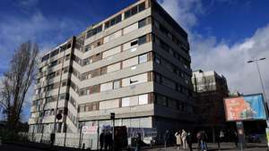 O movimento Porta a Porta inicia uma campanha nacional "Mais casas públicas, menos crise na habitação", junto ao antigo edifício militar na Avenida de França, no Porto, 25 de janeiro de 2025. Esta campanha nacional passa por fazer ações em edifícios públicos devolutos, chamando à atenção para o estado de abandono dos mesmos, demonstrar que há património público subaproveitado e insistir para que se amplie o número de casas públicas no país. ESTELA SILVA/LUSA