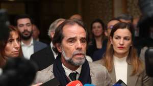 O presidente do PSD/Madeira, Miguel Albuquerque, fala aos jornalistas após ter entregue a lista de candidatos às eleições legislativas regionais da Madeira no Tribunal do Funchal, no Funchal, 10 de fevereiro de 2025. HOMEM DE GOUVEIA/LUSA