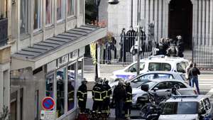 epaselect epa08782537 French police officers stand at the entrance of the Notre Dame Basilica church in Nice, France, 29 October 2020, following a knife attack. According to recent reports, at least three people are reported to have died in what officials treat as a terror attack.  EPA/SEBASTIEN NOGIER