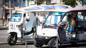 Tuk-tuks estacionados na Praça da Figueira, em Lisboa, 06 de agosto de 2024. Baixa. Turismo. Tuk-tuk. ANTÓNIO PEDRO SANTOS/LUSA